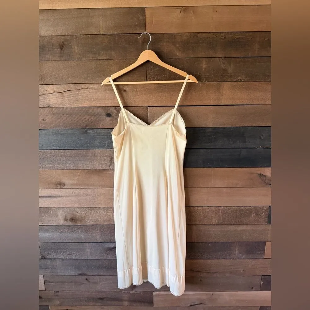 Vintage Vanity Fair Beige Lace Trim Nylon Slip Nightgown USA - Picture 12 of 12